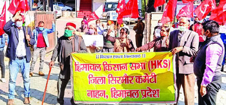 हिमाचल किसान सभा सिरमौर इकाई ने किसानों के समर्थन में जिला मुख्यालय नाहन में धरना-प्रदर्शन