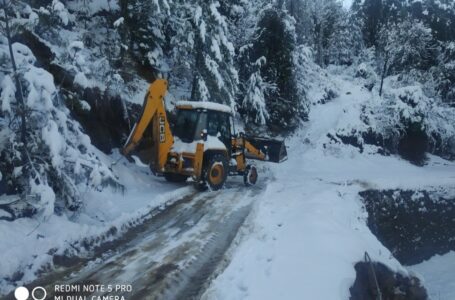 बर्फीली सड़कों पर गाड़ियां फिसलने का जोखिम बरकरार