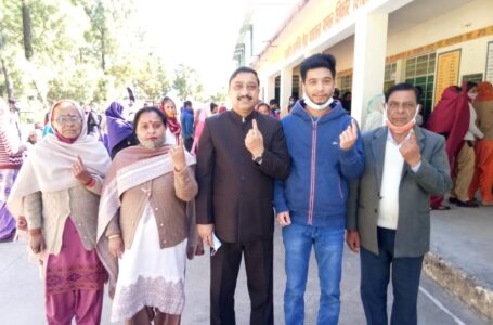 सुरेश कश्यप अपने परिवार संग डाला वोट