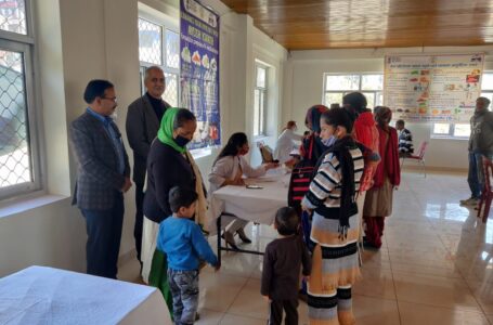 सराहां  में बहु विशेषज्ञ चिकित्सा शिविर आयोजित कर जांचा 250 ग्रामिणों का स्वास्थ्य