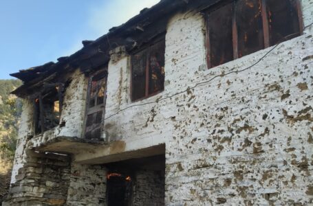 आग लगने से दो मंजिला मकान राख ,बेघर हुए परिवार ने प्रशासन से मांगी मदद