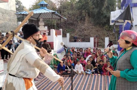 गीत व नुक्कड नाट्क से आयुषमान भारत व हिमकेयर योजनाओं की दी जानकारी