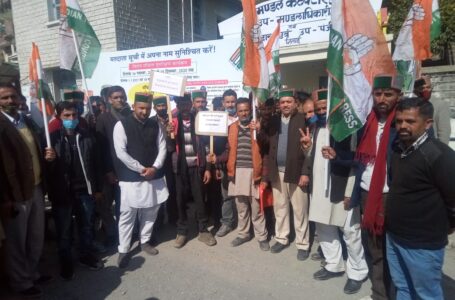 शिलाई कांग्रेस ने कृषि कानूनों के खिलाफ हल्ला बोल किया,एसडीएम के माध्यम से राष्ट्रपति को ज्ञापन भेजा
