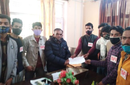कॉलेज में खाली पदों को लेकर एसएफआई ने किया विरोध प्रदर्शन , नायब तहसीलदार को सौंपा ज्ञापन