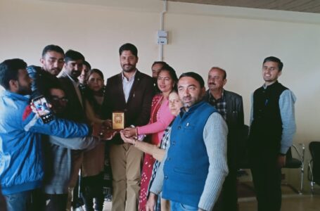 कर्मचारियों को कोरोना कॉल के विकट समय में सफलतापूर्वक चुनाव संपन्न करवाने हेतु सम्मानित किया