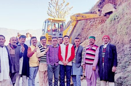 ग्रामीण ने चंदा इकट्ठा कर शुरू किया सड़क का निर्माण