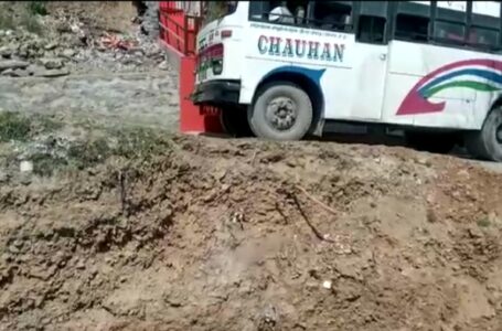 लापरवाही : शरली में सड़क हादसे को न्योता दे रही ,पीडब्ल्यूडी विभाग गहरी नींद सोये ।