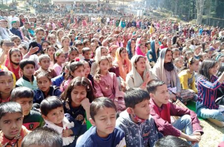 शिलाई : महाशिवरात्रि पर्व पर गायक रेखा शर्मा ने “घोटूं तेरी भंग रे भोले” भजन पर श्रधालुओं को झुमाया