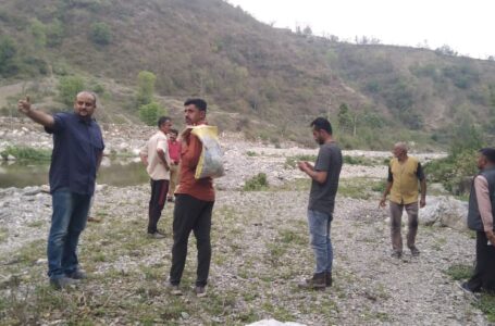 भूमि कटाव की समस्याओं को लेकर नेडा खड्ड( खारियाड) पहुँचे विकास खंड अधिकारी गौरव धीमान