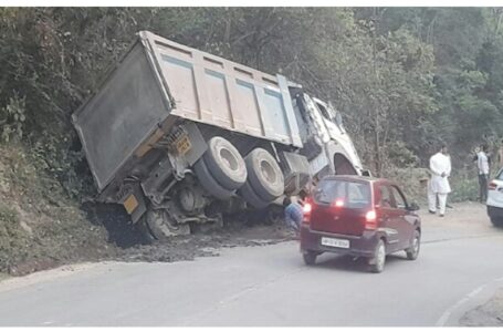 कार्मेल कॉन्वेंट स्कूल के नजदीक टला बड़ा हादसा, बजरी से भरा ट्रक हुआ अनियंत्रित