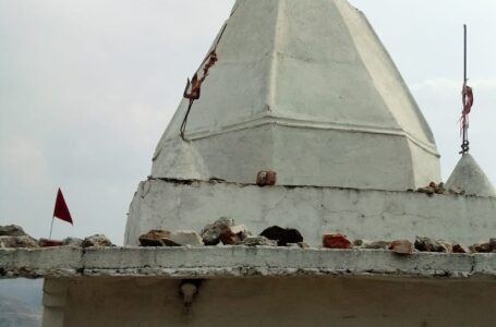 आसमानी बिजली से टूटा शिव मंदिर का गुंबद