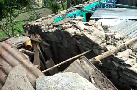 तूफान से बेघर हुआ चाढ़ना गांव के धोंगू राम का परिवार