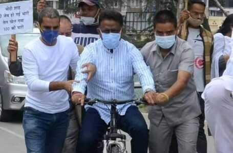 लाचार कांग्रेस , प्रदेश अध्यक्ष को साईकल पर भी कार्यकर्ताओं का सहारा