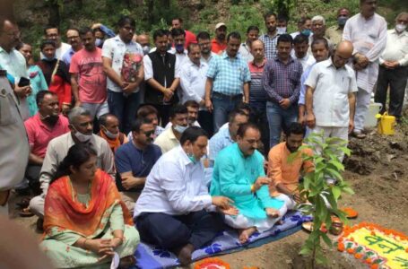 खाद्य आपूर्ति निगम के उपाध्यक्ष बलदेव तोमर ने रूद्राक्ष का पौधा लगा कर 72वां वन महोत्सव कार्यक्रम का शुभारंभ किया।
