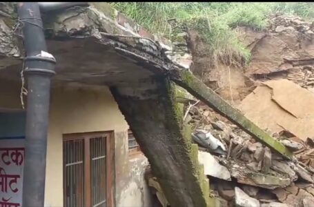 भारी बारिश से एक मकान क्षतिग्रस्त ,दो अन्य घरों पर भी मंडराया भूस्खलन का खतरा