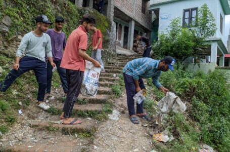 चढ़ेऊ में नवयुवक मण्डल ने गाँव को किया साफ , पर्यावरण बचाओ के तहत पौधा रोपण  भी करेंगे ।