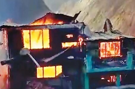 रामणी गांव में भयंकर अग्निकांड में छह मकान जल कर राख, लाखों की संपत्ति राख,  कड़ी मशक्कत के बाद आग पर पाया काबू