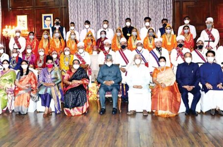 महामहिम राष्ट्रपति रामनाथ कोविंद को खूब पसंद आई सिरमौरी नाटी, शिमला राजभवन में आसरा के कलाकारों ने बांधा समां