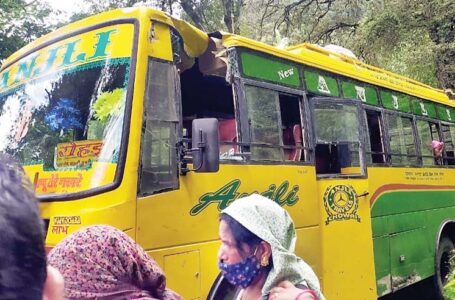 तकलेच-रोहड़ू सड़क पर चलती बस में पहाड़ से गिरा पत्थर, दो जख्मी