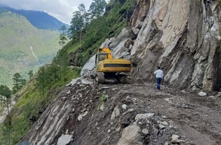 रात भारी चट्टानें गिरने से अवरुद्ध मार्ग 65 घंटे बाद भी नहीं खुल पाया