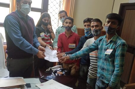 एनएसयूआई ने खाली पदों को लेकर एसडीएम  को सौंपा ज्ञापन