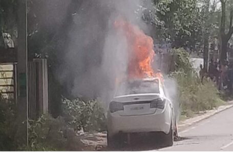 चलती कार में लगी अचानक आग ,चालक ने भाग कर बचाई  जान