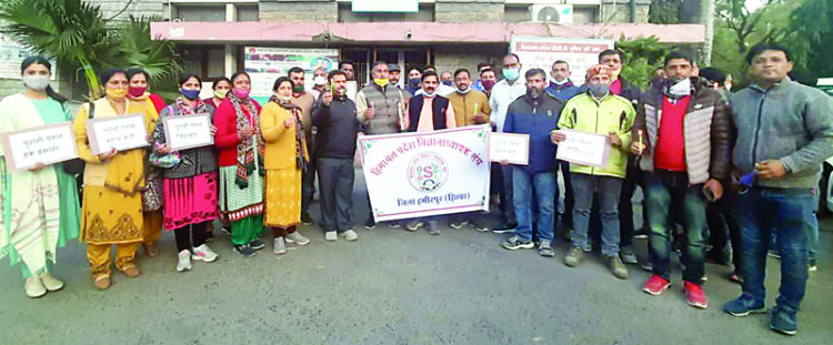 पदाधिकारियों और सदस्यों ने गांधी चौक से लेकर डीसी ऑफिस तक निकाला कैंडल मार्च