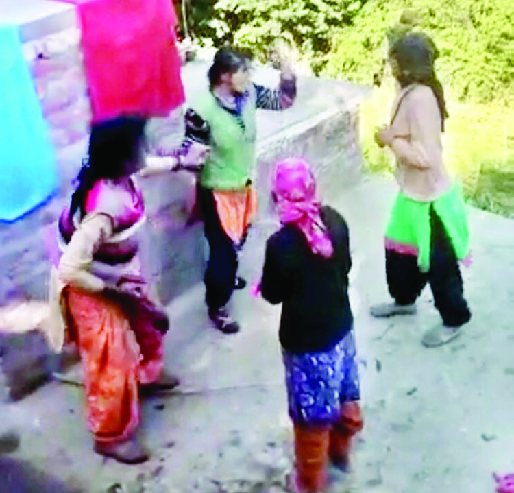 गिरिपार क्षेत्र में तीन महिलाओं में झगड़े का वीडियो हुआ वायरल ,तेजधार हथियार से किया हमला