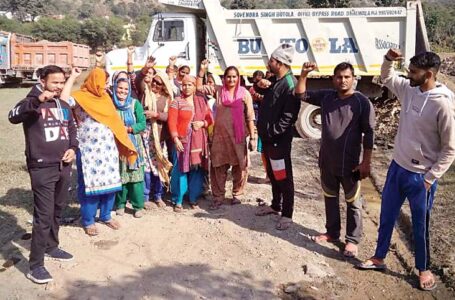 सतौन में कंपनी के खिलाफ महिलाओं ने किया प्रदर्शन