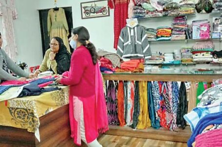 बाजारों में खूब हो रही खरीदारी गर्म वस्त्रों की सजावट से सज गए बाजार