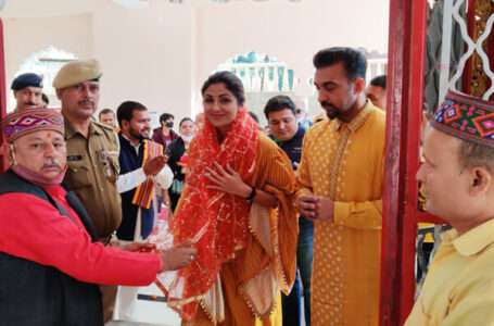 जानी-मानी अभिनेत्री शिल्पा शेट्टी आजकल परिवार सहित चामुंडा मंदिर पहुंची