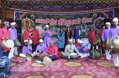 श्री रेणुकाजी मेला में वाद्य दलों के कलाकारों ने देवतालों से  किया लोगों का मनोरंजन