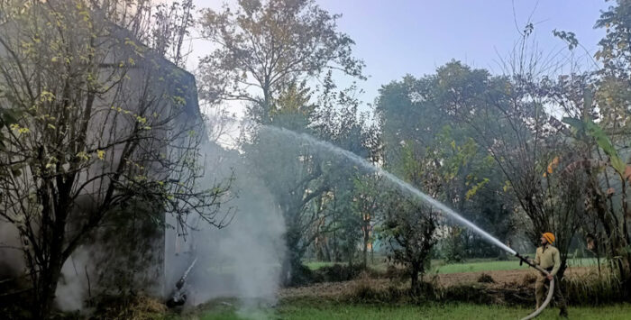 स्वाहल गांव में शनिवार सुबह एक पशुशाला में लगी आग लाखो की सम्पति राख