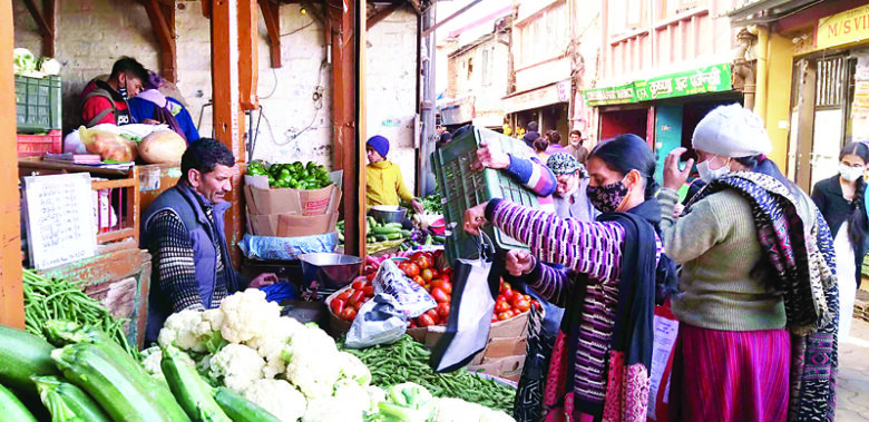 सब्जी मंडी में पहाड़ी आलू को टक्कर देने के लिए नया आलू मार्केट में पहुंच गया