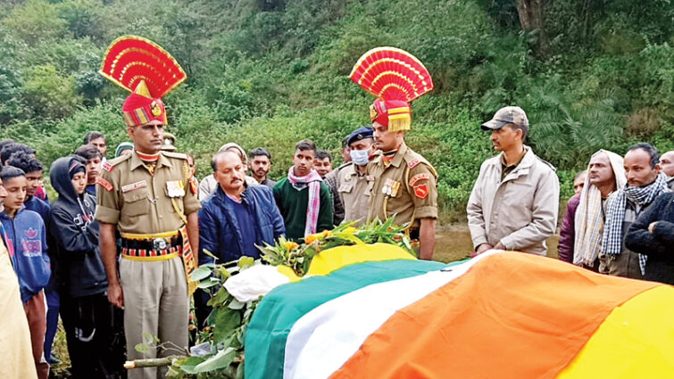 रविवार को पहुंचा शहीद ओंकार सिंह का तिरंगे में लिपटा पार्थिव शरीर।