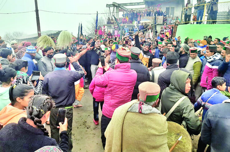 देवता बोठा महासू के भव्य मंदिर की प्राण प्रतिष्ठा दूसरे दिन हुई शीखा पूजन की रस्म