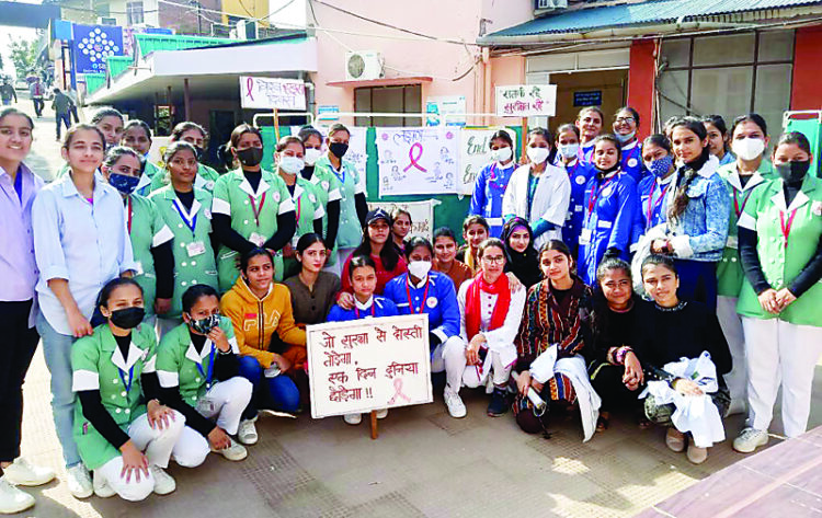 मेडिकल कालेज नाहन में छात्राओ द्वारा एड्स के खिलाफ नुक्कड़ नाटक पेश किया गया