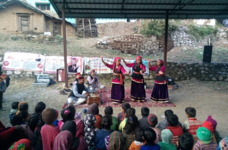 ग्राम पंचायत रजाना व माईना घडेल में फोक मीडिया कार्यक्रमों से बताई सरकार की नीतियां