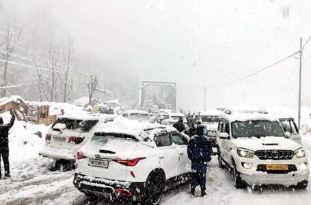 पर्यटन नगरी मनाली और लाहुल घाटी में भारी बर्फबारी शुरू