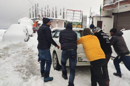 बर्फीली सड़कों पर ड्राइविंग से बढ़ा वाहन हादसों का अंदेशा