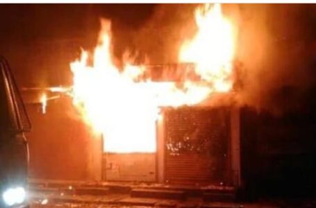 आग लगने से खादी भंडार की पांच दुकानें जलकर राख