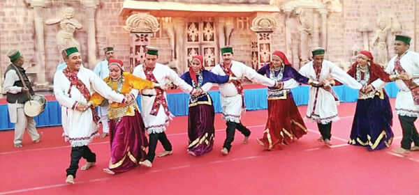 जनजातीय नृत्य महोत्सव में सिरमौर के हाटी क्षेत्र के लोक कलाकार सिरमौर के पारंपरिक लोक गीतों व लोक नृत्यों का तमिलनाडु में किया प्रदर्शन