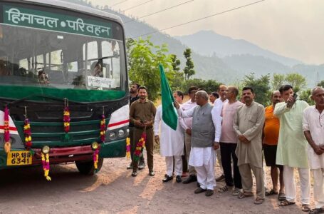नंगे पांव पदयात्रा शरू होते ही पाँवटा- किलोड़ के लिए HRTC की बस सेवा पुनः बहाल, ऊर्जा मंत्री ने हरी झंडी दिखाया कर किया रवाना।