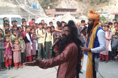 देखा सरकारा दा कमाल हो विकास गीत के माध्यम से लोक कलाकारों द्वारा जिला में सरकारी योजनाओं की दी जा रही है जानकारी