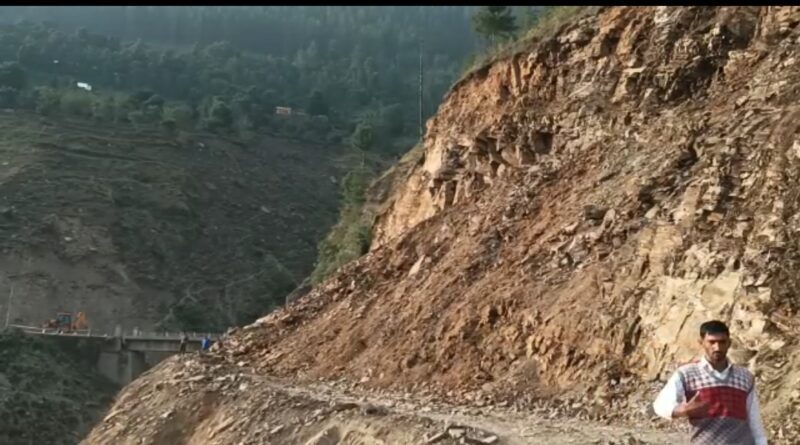 NH-707 फेस -3 पर ब्लास्टिंग से पहाड़ का बड़ा टुड़का गिराने से शिलाई-मिनस मार्ग पिछले 5 घंटों से बंद