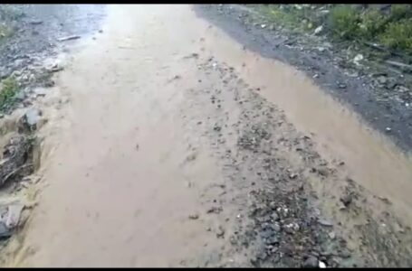 शिलाई :सरकार के दावों की खुली पोल , हल्की बरसात में शिलाई की सड़कें नदियों मे तब्दील