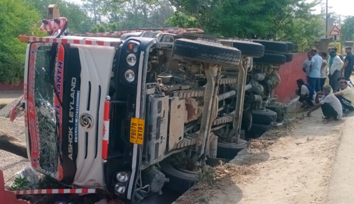 टिपर अपनी उल्टी दिशा में होमगार्ड प्रशिक्षण केंद्र मुबारकपुर केंद्र की चार दिवारी तोड़ कर पलट गया।