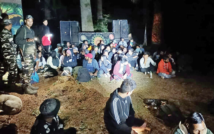 जंगल में मंगल ,रेव पार्टी में पुलिस की दबिश; 80 युवक-युवतियां कर रहे थे नाच-गाना, नशा भी बरामद