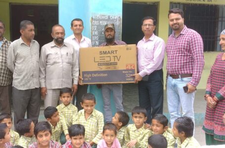 खनन व्यवसाई ने School को भेंट की गई LED Screen  ,पाठशाला में शुरू होगी Smart Class