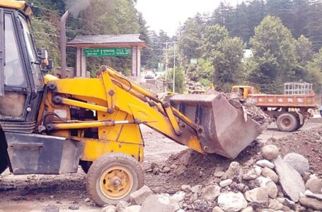 मलबे में दफन युवकों का सुराग नहीं, मणिकर्ण के चोज में सात दिन से अपनो को तलाश रहे परिजन